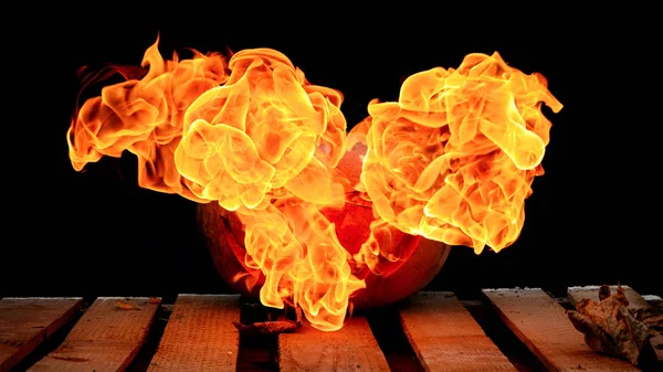 Una calabaza de Halloween muy peligrosa, con una mirada severa —  Fotos de Stock