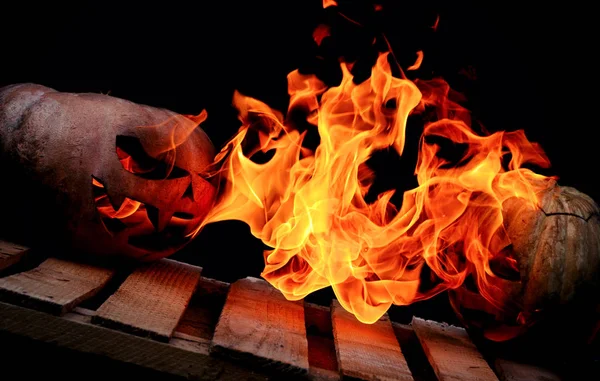 Dos calabazas de Halloween muy aterradoras y peligrosas, con una amenaza —  Fotos de Stock