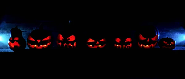 Le concept d'Halloween. Beaucoup de lumière incandescente feu en colère effrayant p — Photo