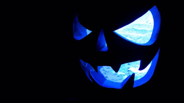 Una zucca di Halloween molto terribile, con uno sguardo terribile e un sm — Foto Stock