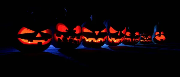 Begreppet Halloween. Många glödande brinnande ljus arg skrämmande p — Stockfoto