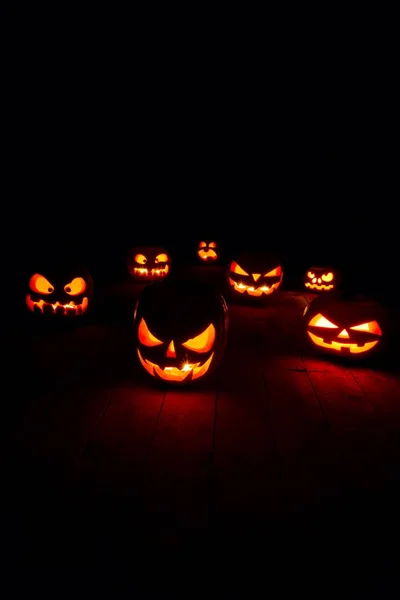 Begreppet Halloween. Många glödande brinnande ljus arg skrämmande p — Stockfoto