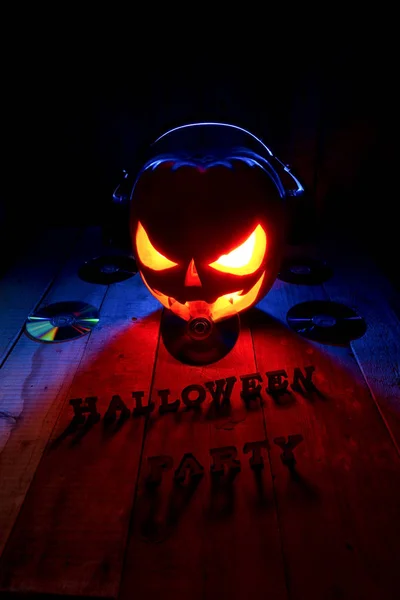 El concepto de Halloween. Lámpara de calabaza jack, en auriculares con —  Fotos de Stock