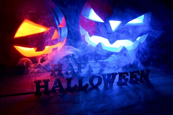 Il concetto di Halloween. due incandescente luce oranjous e blu un — Foto Stock