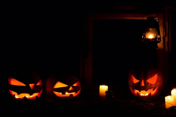 Halloween - pumpor, stearinljus och en lampa på bladen och stockar, aga — Stockfoto