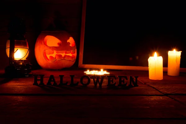 Das Konzept von halloween. glühend mit einem feurig gelben Licht, ein — Stockfoto