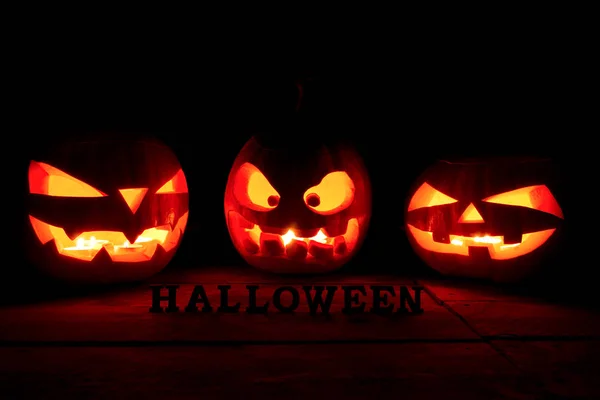El concepto de Halloween. Un montón de calabaza de miedo mal en el dar —  Fotos de Stock