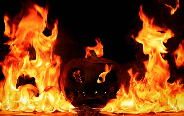 El concepto de Halloween. La calabaza terrible malvada está ardiendo i —  Fotos de Stock