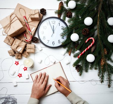 Noel kompozisyon tebrik kartı yeni yıl adam eller için yazdı