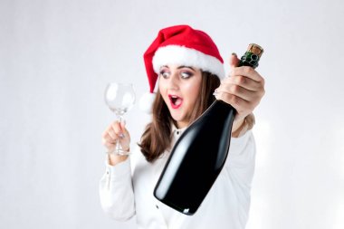 Mutlu şişman Noel Baba kız. Noel Baba şapkası modelinde. XXL kadın celebr