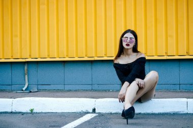 Güzel esmer kız ile güzel bir makyaj moda c