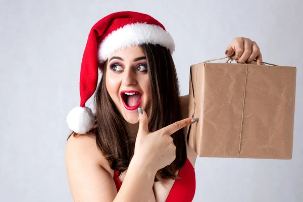 Spirito di Natale spessa ragazza in cappello di Babbo Natale modello XXL, wom — Foto Stock