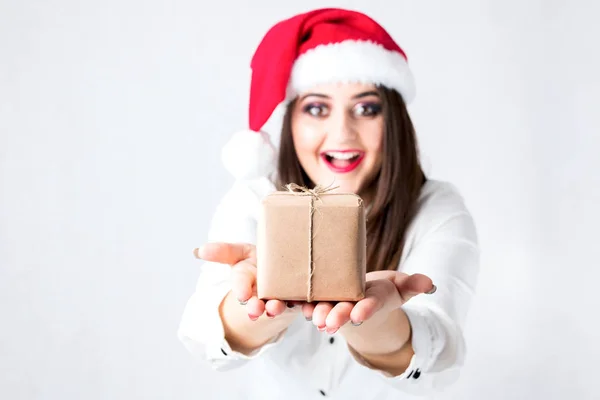 Karácsonyi ajándékokat. Gyönyörű nő és a méret a Santa Claus kalap — Stock Fotó