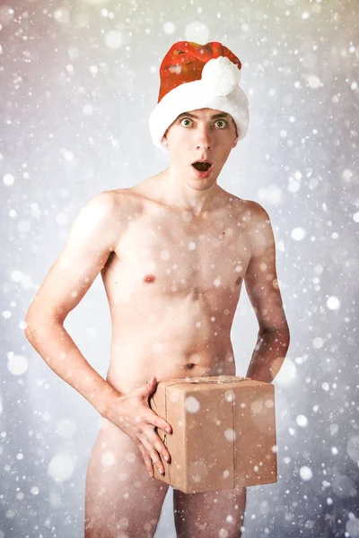 Stylowe facet w santa hat obchodzi Boże Narodzenie i nowy rok — Zdjęcie stockowe