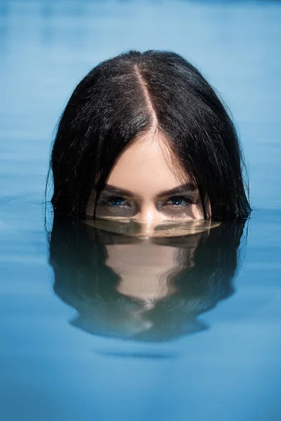 A sexy woman or girl, floating in the water, only the eyes are v — Stock Photo, Image