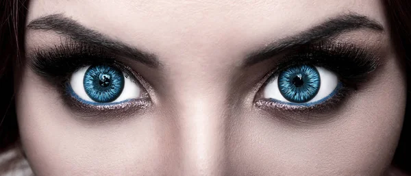 Close-up face of pretty girl with beautiful big blue eyes, big e — Stock Photo, Image