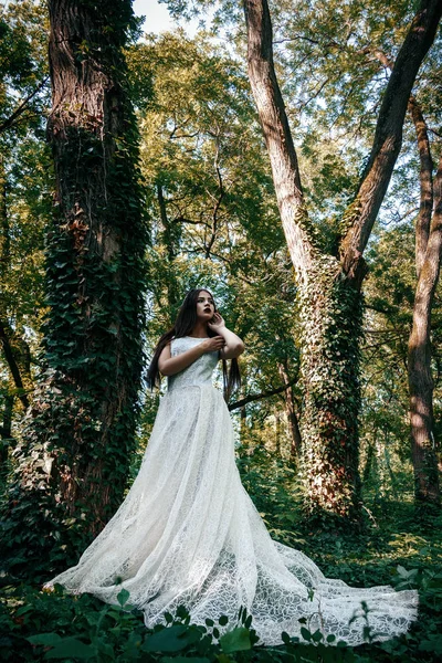 Žena nebo dívka, nevěsta v bílých svatebních šatech, stojí v m — Stock fotografie