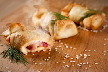 Lezzetli iştah açıcı strudels ile ham ahşap tahta maydanoz ile