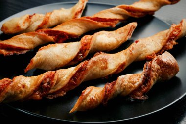 Lezzetli iştah açıcı peynir ahşap blac üzerinde siyah bir plaka üzerinde sopa
