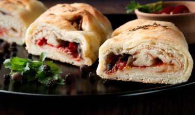 Siyah plaka ile p leziz iştah açıcı vejetaryen strudels