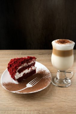 Kap bir bardak ile çok lezzetli ve iştah açıcı bordo kadife kek