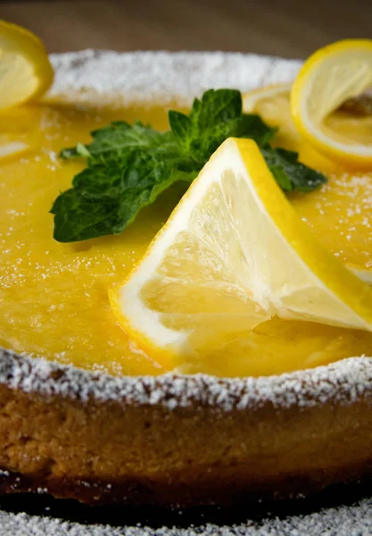 美味的开胃柠檬蛋糕特写 — 图库照片