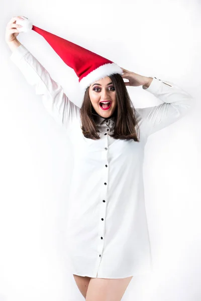 Espíritu de Navidad chica gruesa en Santa Claus gorra modelo XXL, wom — Foto de Stock