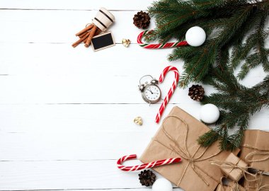 Noel kompozisyon için yeni yıl tebrik kartı h için hazırlanıyor