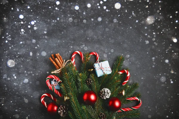 Vánoce Nový rok složení jedle větví borovice kuželový skořice v — Stock fotografie