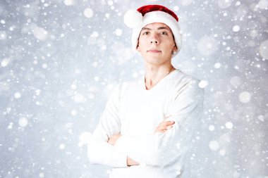 Noel ve yeni yıl Noel Baba şapkası şık adam kutluyor. 