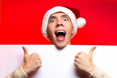 Yılbaşı yeni yıl kavramı, şık adam santa şapka çok mutlu zekâ