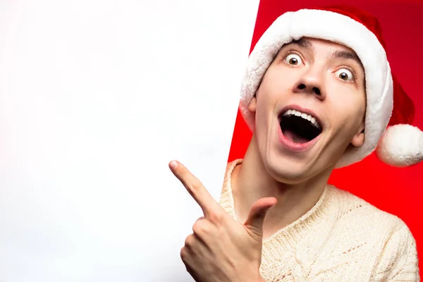 Новорічна концепція, стильний хлопець Санта-капелюх дуже щасливий відьма — стокове фото