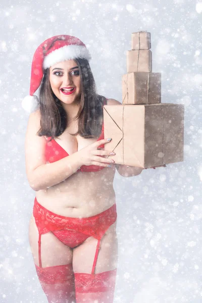 Natale concetto di Capodanno di vendita di regali. Modello XXL in linger — Foto Stock