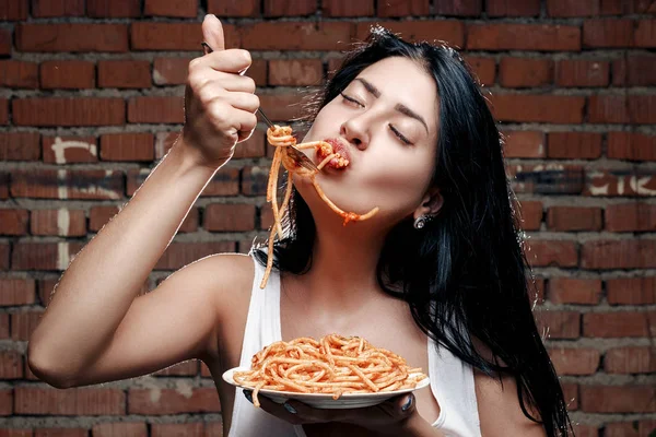 Sexy verleidelijke brutaal meisje in een wit T-shirt en een plaat van pas — Stockfoto