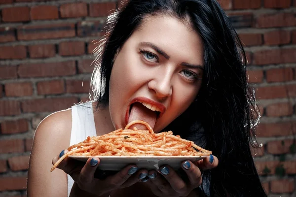 Sexy verleidelijke brutaal meisje in een wit T-shirt en een plaat van pas — Stockfoto