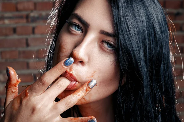 Seksi baştan çıkarıcı arsız kız bulaşmış ketçap ve spagetti, s