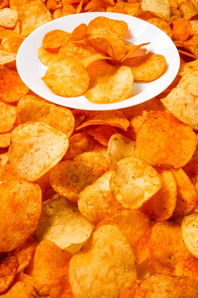Chips textuur scherpe aardappel achtergrond van gouden ongezond voedsel p — Stockfoto