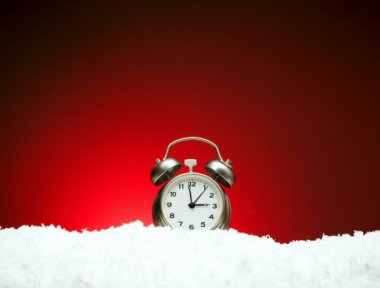 12 12'ye gelen geri sayım. Gece yarısı tatil için video geri sayım yılbaşı yeni yıl. Kutlama metin için yer kırmızı zemin üzerine görüntüleri yeni yıl çalar saat üstünde kar için tebrik. 4k