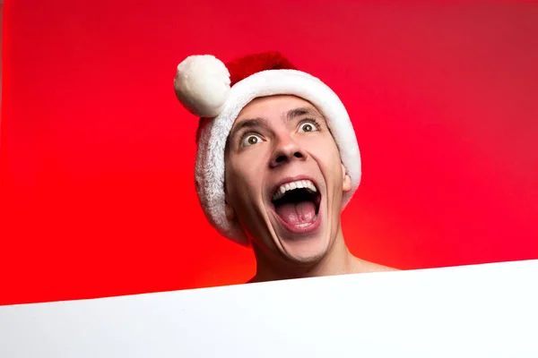 Boże Narodzenie sprzedaży, zniżki na nowy rok i plakat. Zaskoczony mężczyzna — Zdjęcie stockowe