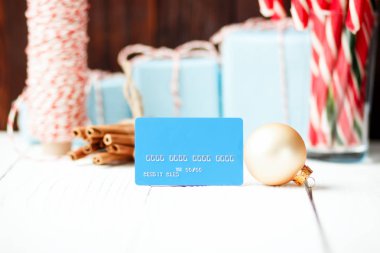 Noel kompozisyon yeni yıl satış indirim kavramı mavi cre