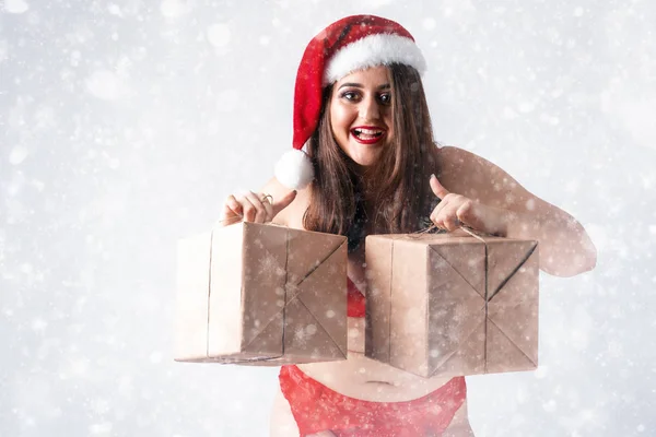 Natale concetto di Capodanno di vendita di regali. Modello XXL in linger — Foto Stock