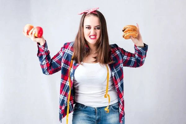 Unhealthy food fat woman concept, girl XXL entre saudável e b — Fotografia de Stock