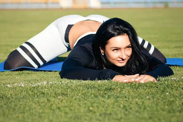 Фитнес девушка на стадионе, спортивные женщины в спортивном костюме, делать упражнения — стоковое фото