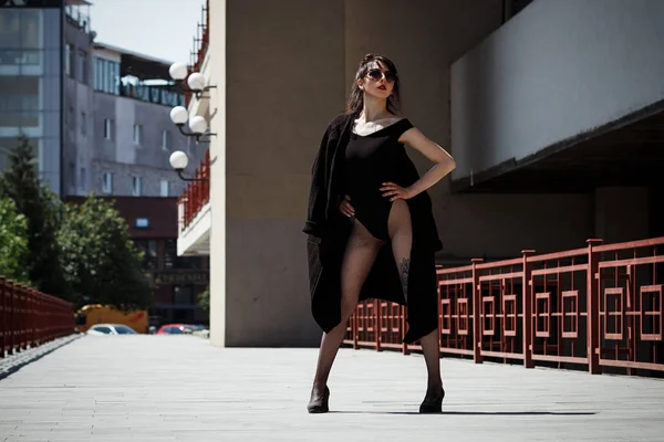 Pantyhos에서 bodysuit 입은 아름 다운 무료로 섹시 한 소녀 — 스톡 사진