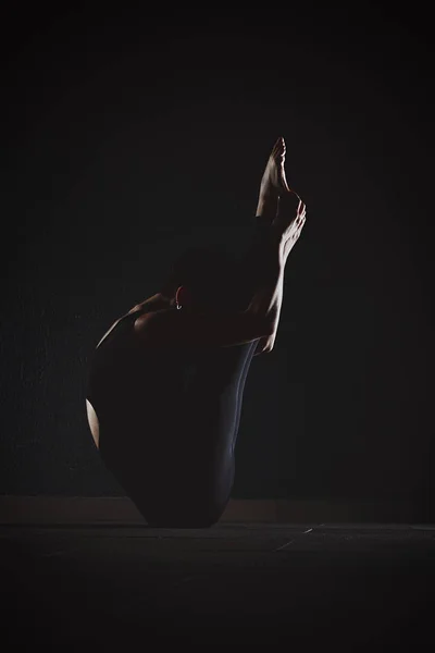Dziewczynka fitness ćwiczeń crossfit w siłowni jogi w ciemnym h — Zdjęcie stockowe