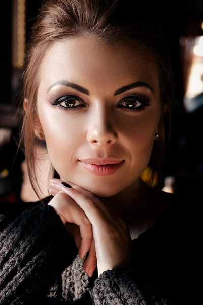 스웨터, 근접 촬영 초상화에서에서 아주 귀여운 소녀에서 아름 다운 여자 — 스톡 사진