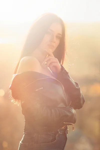 Retrato urbano Chica bonita en chaqueta de cuero sujetador con hermosa —  Fotos de Stock