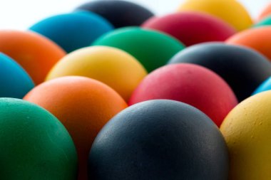 TABA ile tatil için yumurta beyaz masada boyalı Paskalya kavramı