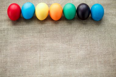 Pla ile tatil için satırdaki kumaş üzerine yumurta boyalı Paskalya kavramı