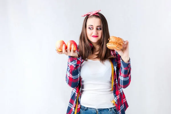 Unhealthy food fat woman concept, girl XXL entre saudável e b — Fotografia de Stock